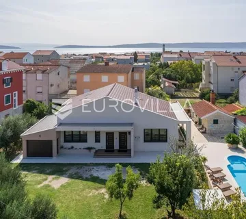 Kaštel Stari, villa s bazenom površine 350 m², na prostranom zemljištu površine 1216 m² - cover