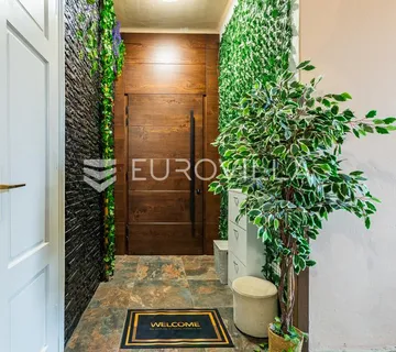 Varaždin, Centar, uređen četvorosoban stan, površine 99,78 m²