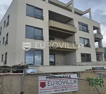 Kaštel Stari luksuzan stan 77 m² s velikom terasom i vrtom - cover