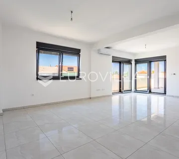 Vodice, prostran penthouse s krovnom terasom, 168,79 m²