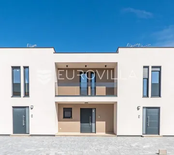 Zadar, Vrsi, lijepa kuća u nizu s vrtom i bazenom - cover