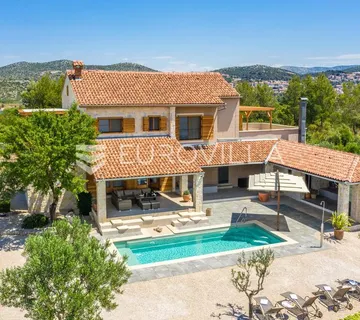 Šibenik, Martinska, prekrasna kamena vila s bazenom, vrtom i igralištem - cover