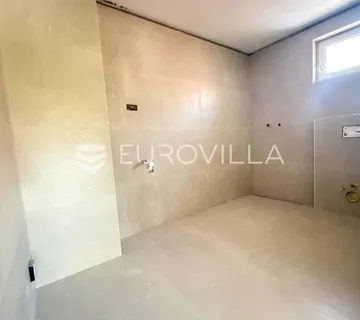 Đakovo, Dračice, moderan četverosoban stan na 1. katu urbane vile