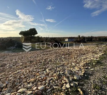 Istra, Ližnjan, veliko građevinsko zemljište 900 m2 za 2 obiteljske kuće ili dvije dvojne kuće