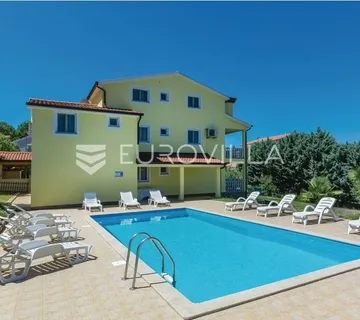 Istra, Poreč - Impresivna vila s bazenom i apartmanima za turistički najam - Mugeba