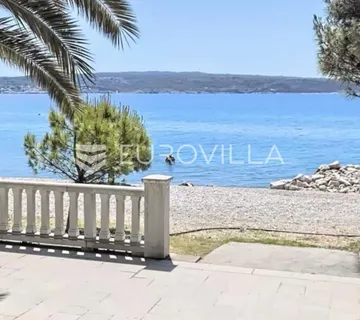 Crikvenica, stan za adaptaciju, prvi red do mora - cover