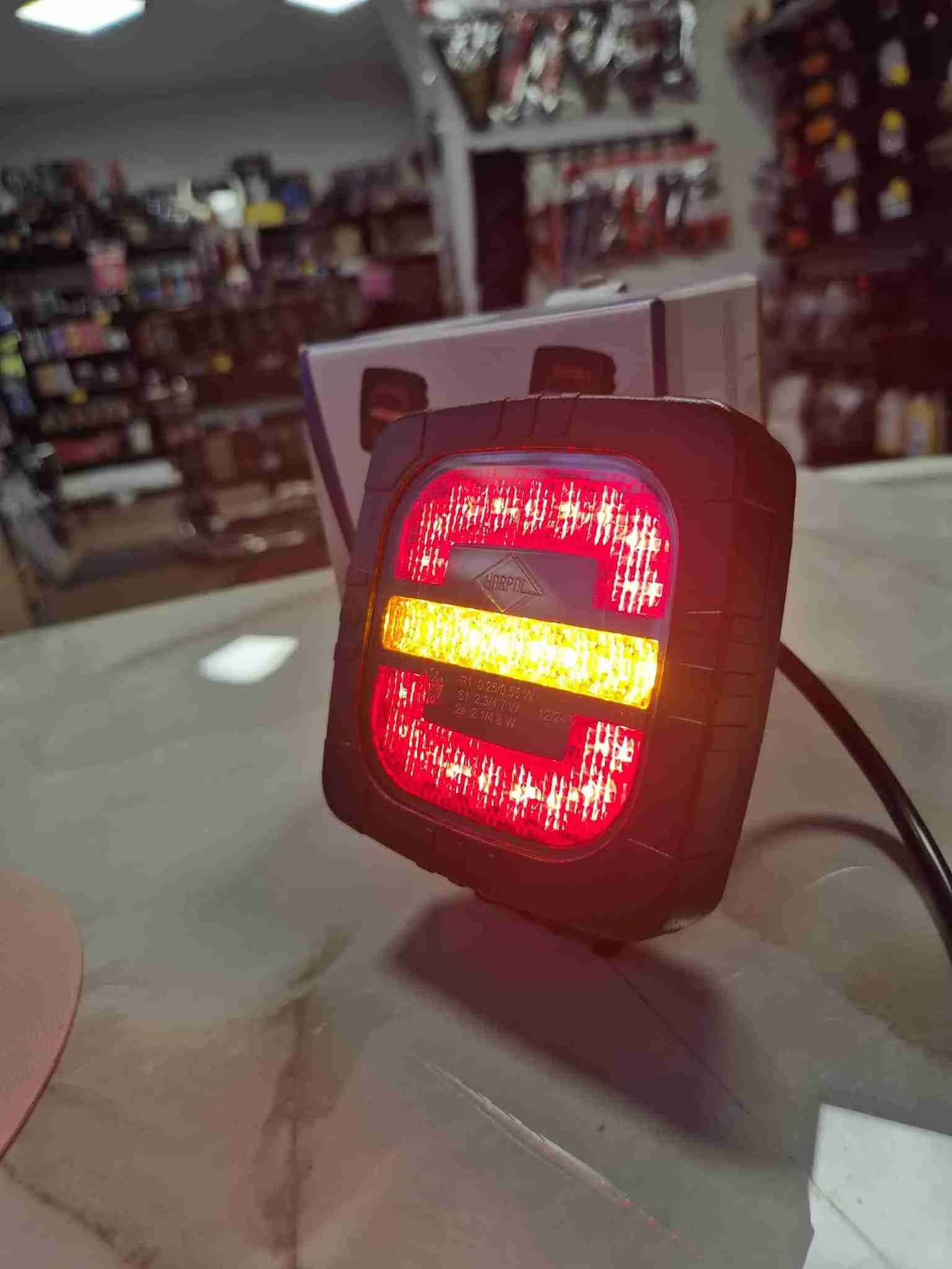 Stražnje multifunkcionalno svjetlo ROCA s ručkom - cover