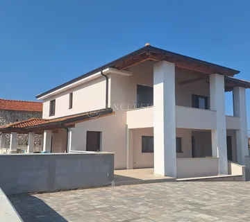 DOBRINJ - SAMOSTOJEĆA KUĆA S BAZENOM - cover