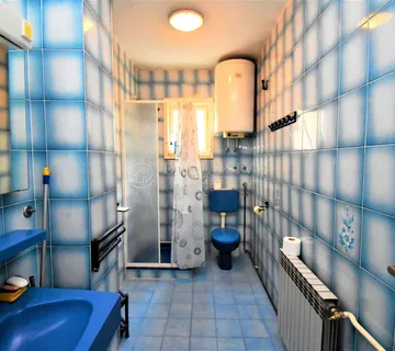 PRILIKA!!!CRIKVENICA - ŠIRI CENTAR - APARTMANSKA KUĆA SA POGLEDOM NA MORE - cover