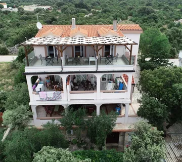 Pag, Mandre, kuća sa kategoriziranim apartmanima i okućnicom