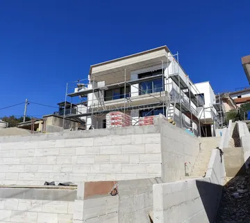 Kuća -Novogradnja - 2 Stana-Bazen-Parking-Pogled - Crikvenica