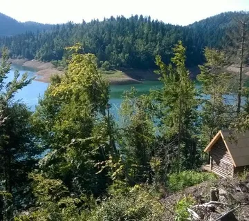 GORSKI KOTAR - BRVNARA NA JEZERU SA 3629m2 TERENA I IZVOROM VODE - Zelin Mrzlovodički, Lokve