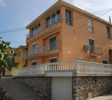 KRK, VRBNIK - PREKRASNA APARTMANSKA VILA U PRVOME REDU DO MORA - cover