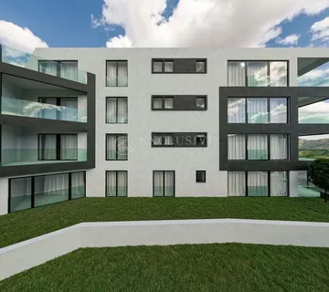 OPATIJA, CENTAR- stan novogradnja 80,10m2, pogled na more, okućnica 68,06m2 - cover