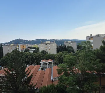 Labin, 2s+db 68 m2 sa balkonom i pogledom