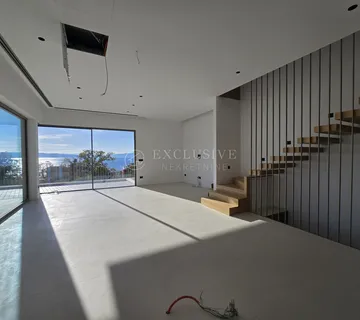 KOSTRENA – LUKSUZNI TROETAŽNI STAN S BAZENOM I POGLEDOM NA MORE (200 m od mora) - cover