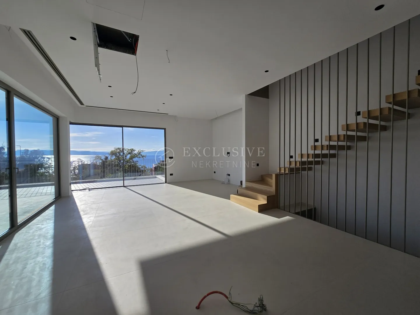 KOSTRENA – LUKSUZNI TROETAŽNI STAN S BAZENOM I POGLEDOM NA MORE (200 m od mora) - cover