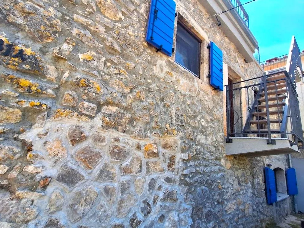 KRK - ADAPTIRANA KAMENA KUĆA S KROVNOM TERASOM - cover