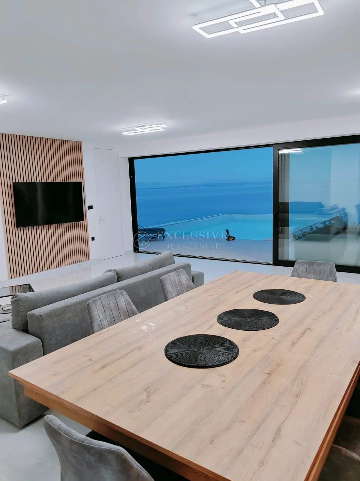 MEDVEJA, KUĆA S PANORAMSKIM POGLEDOM I BAZENOM - cover