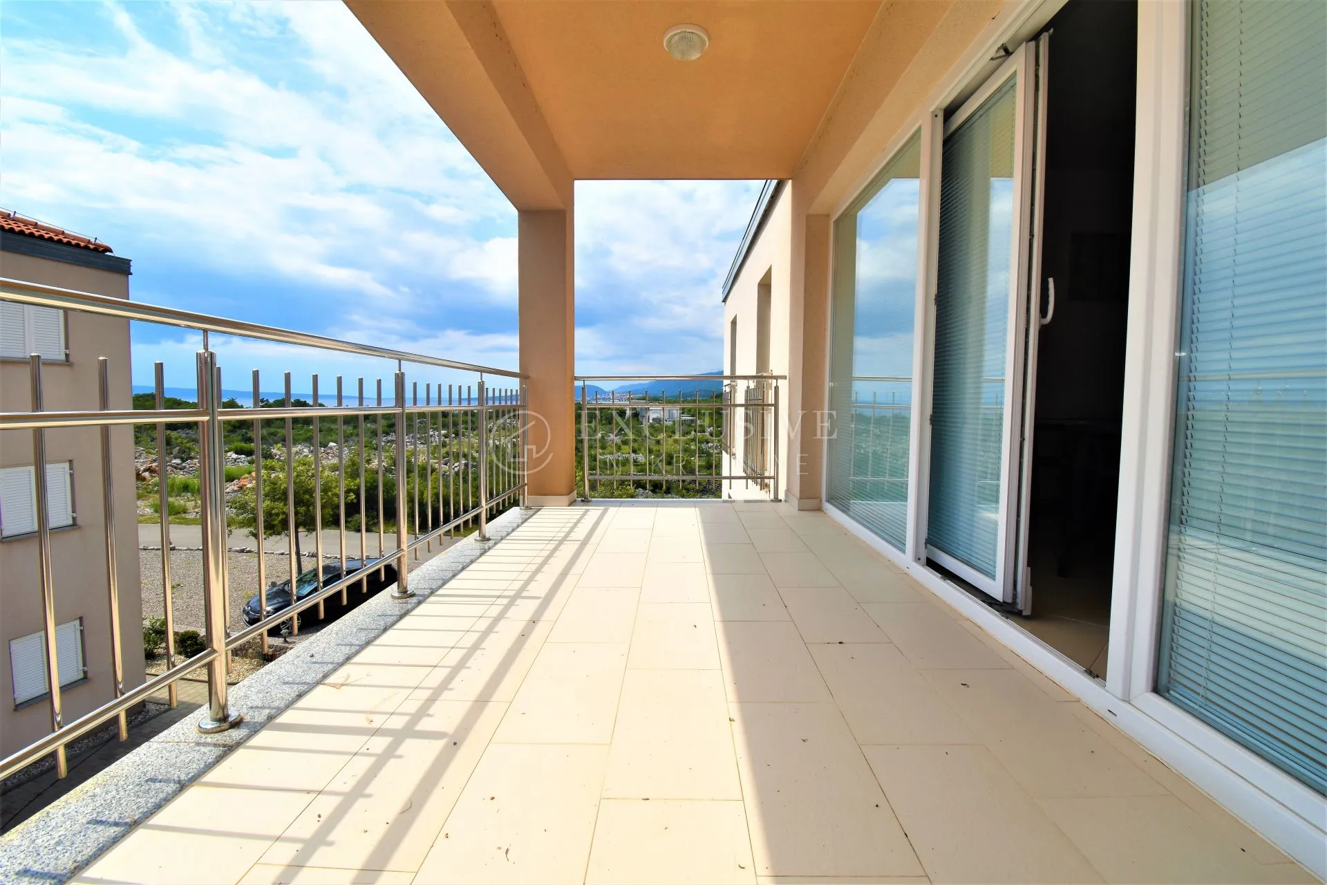 NOVI VINODOLSKI, SMOKVICA KRMPOTSKA - PREDIVAN APARTMAN U 3. REDU OD MORA SA POGLEDOM - cover