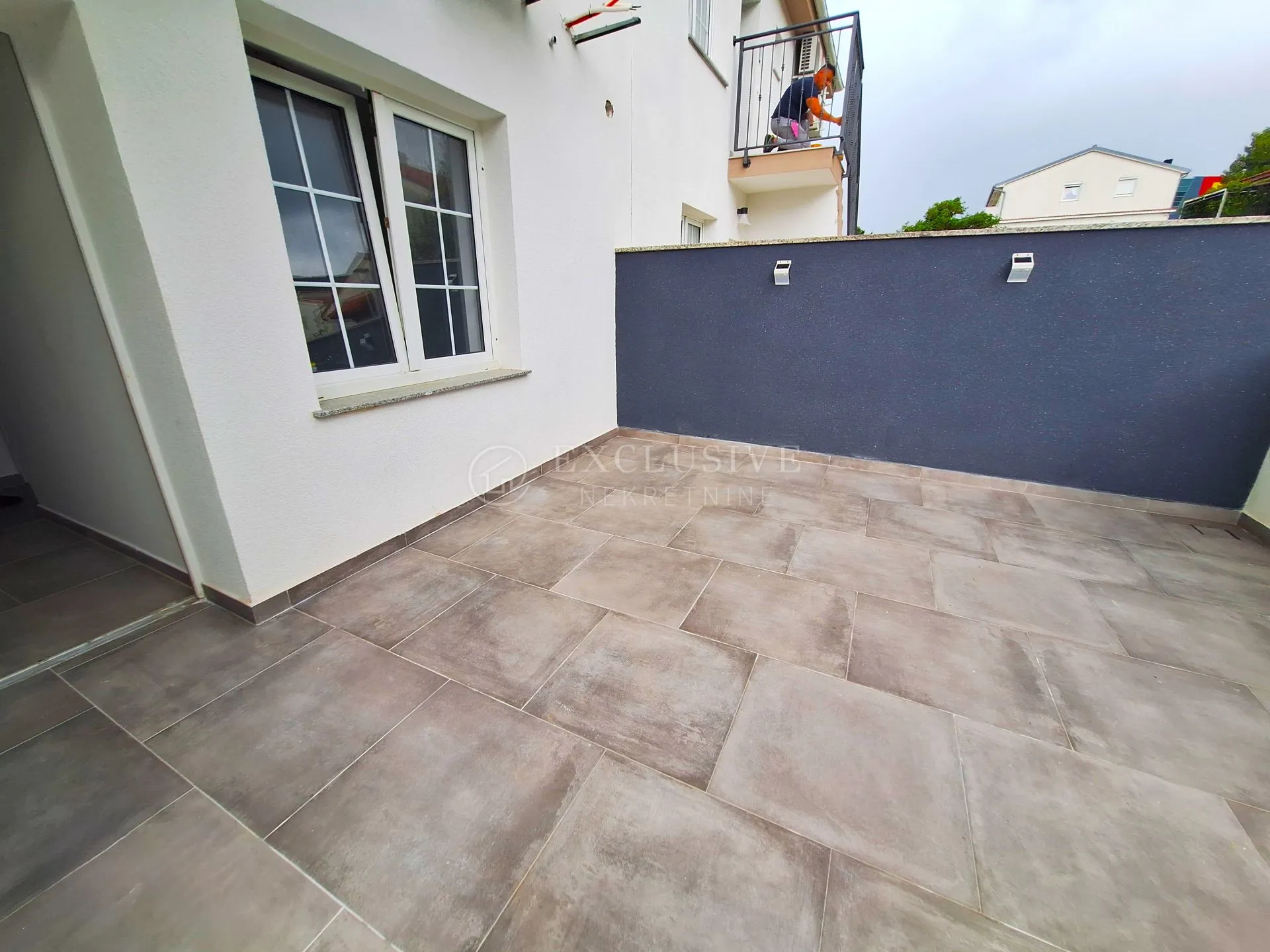 CRIKVENICA - GARSONIJERA S TERASOM U NOVOGRADNJI  - cover