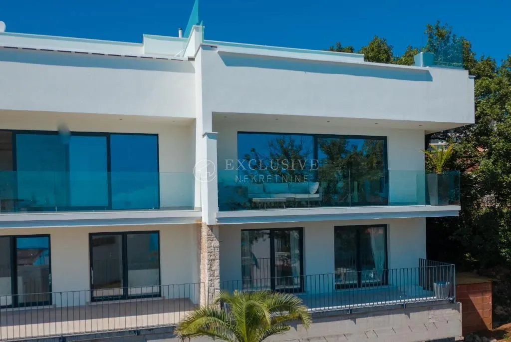 OPATIJA-TROETAŽNI STAN S  BAZENOM NA KROVU - cover