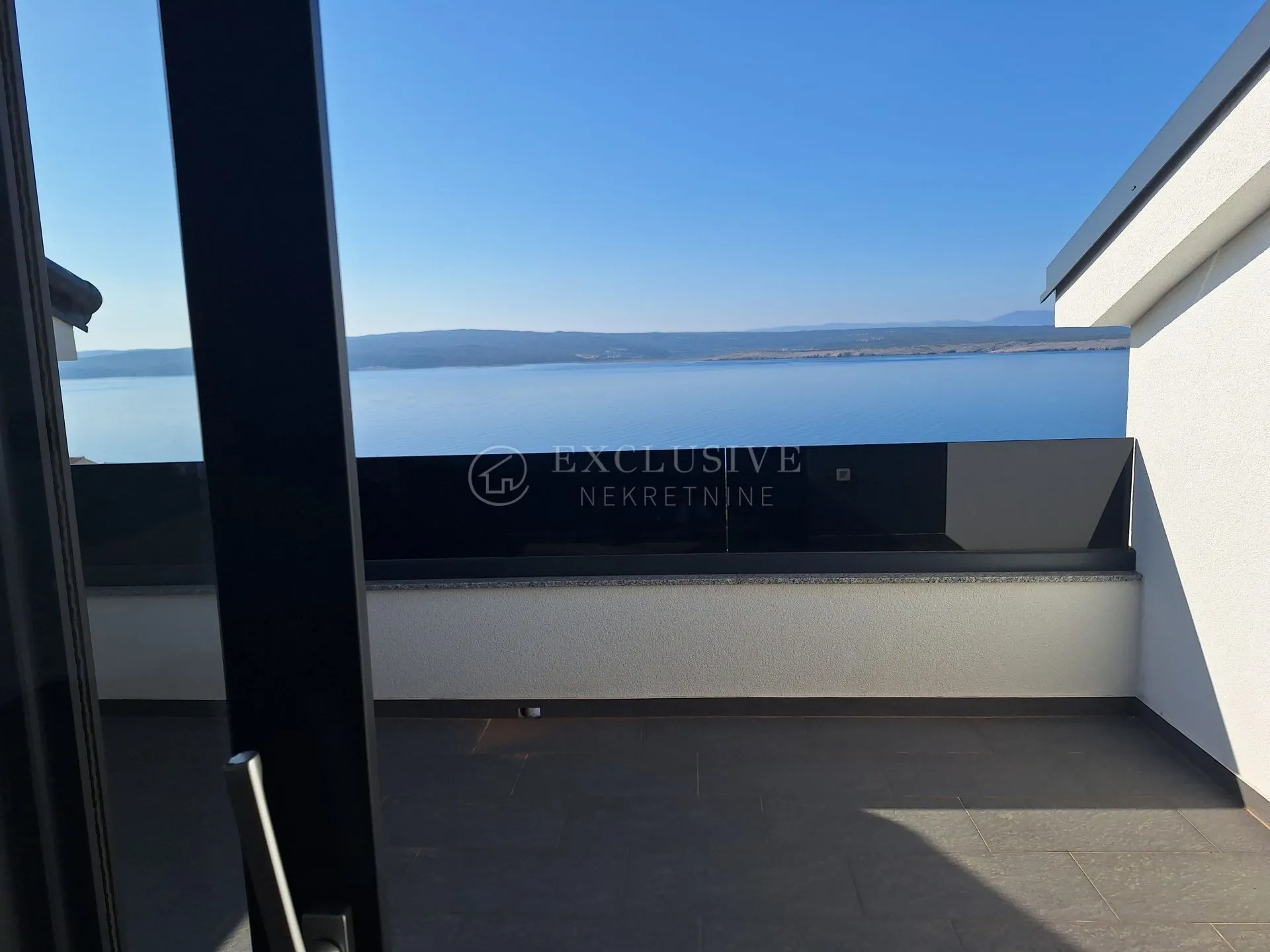 DRAMALJ - PRIZEMLJE SA PANORAMSKIM POGLEDOM - cover