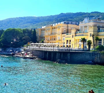 OPATIJA ETAŽA U VILLI PRVI RED UZ MORE S VRTOM I PARKINGOM - cover