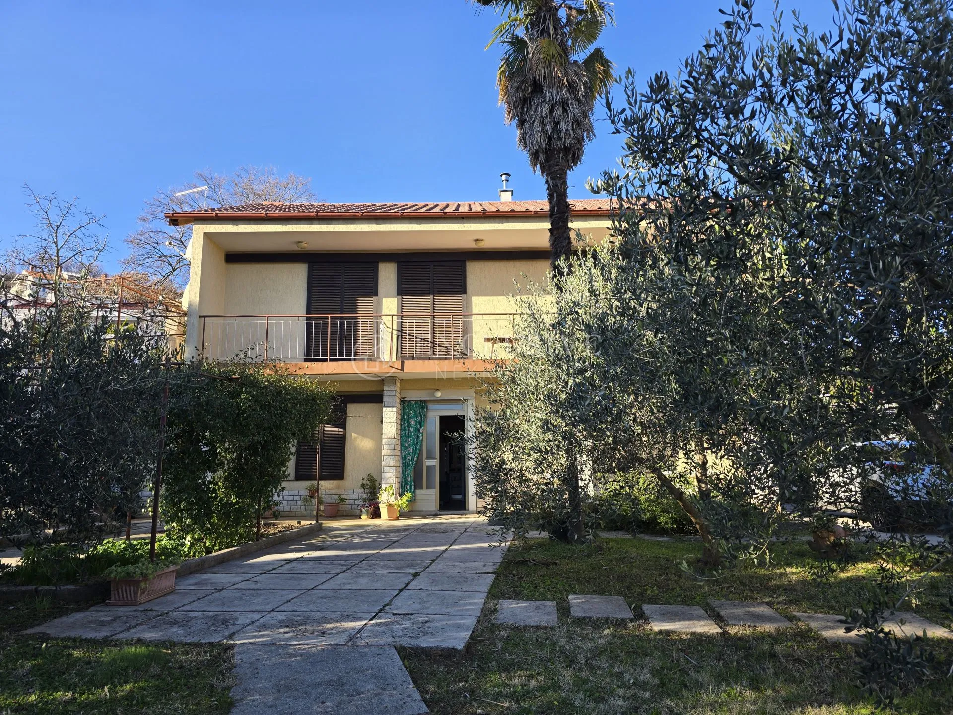 LOVRAN KUĆA U BLIZINI MORA - cover