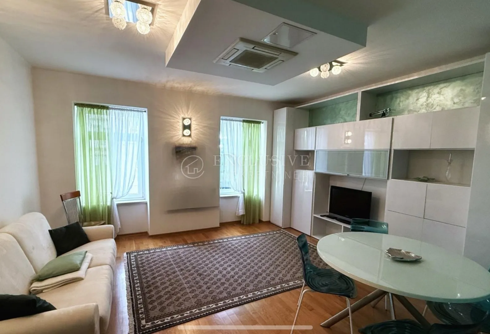 OPATIJA – ŠARMANTAN UREĐENI STAN, NA KORAK OD LUNGOMARE - cover