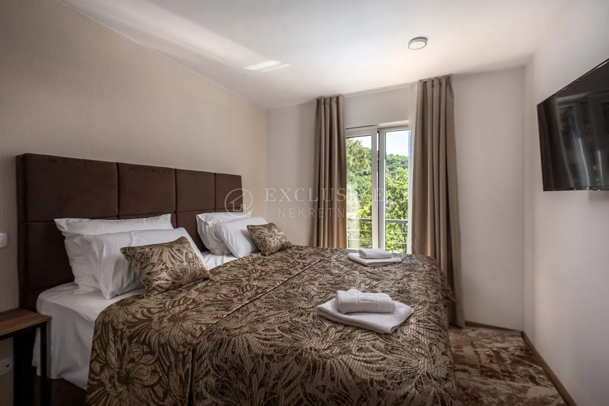 EKSKLUZIVNA KUĆA ZA ODMOR - cover