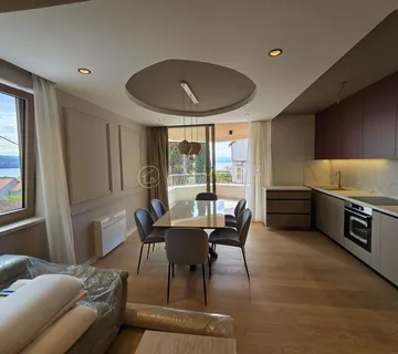 OPATIJA – DUGOROČNI NAJAM – NAMJEŠTEN STAN 2s+DB U STROGOM CENTRU S POGLEDOM NA MORE I PARKIRNIM MJESTOM - cover