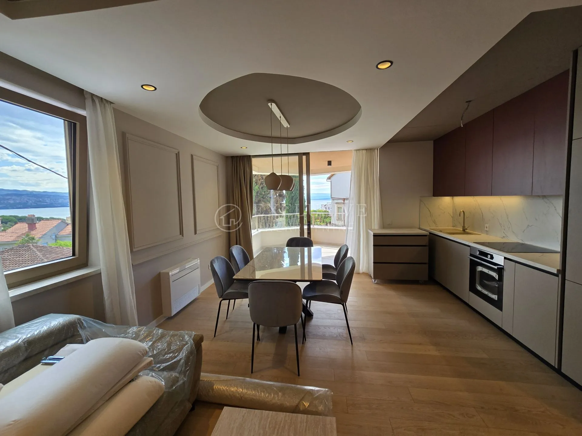 OPATIJA – DUGOROČNI NAJAM – NAMJEŠTEN STAN 2s+DB U STROGOM CENTRU S POGLEDOM NA MORE I PARKIRNIM MJESTOM - cover