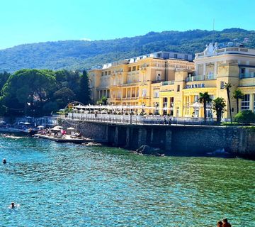 OPATIJA ETAŽA U VILLI PRVI RED UZ MORE S VRTOM I PARKINGOM - cover