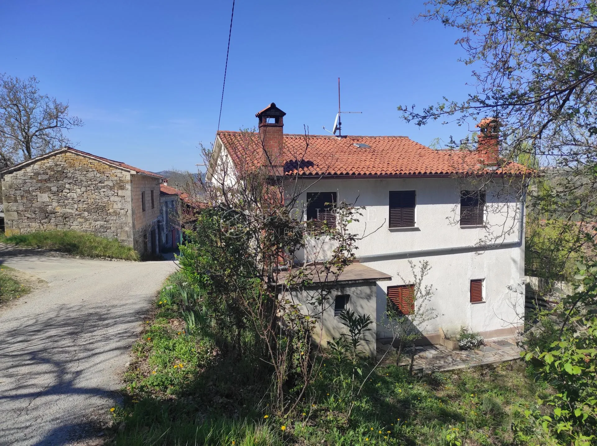 ISTRA - SAMOSTOJEĆA KUĆA OKOLICA BUZETA - cover