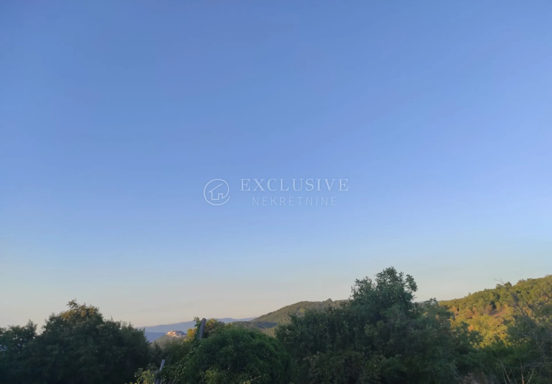 ISTRA – TEREN SA POGLEDOM NA MOTOVUN - cover