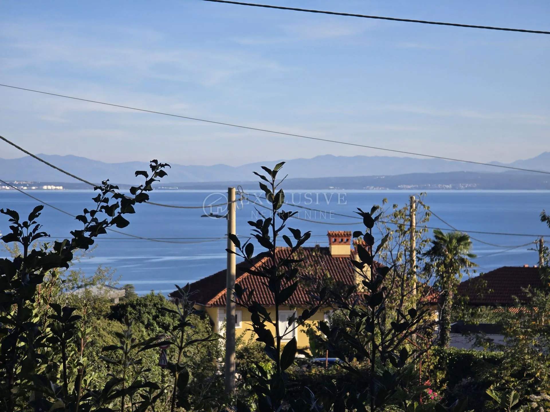 IČIĆI TEREN 2800m2 S LOKACIJSKOM DOZVOLOM i pogledom na more za stambenu zgradu - cover