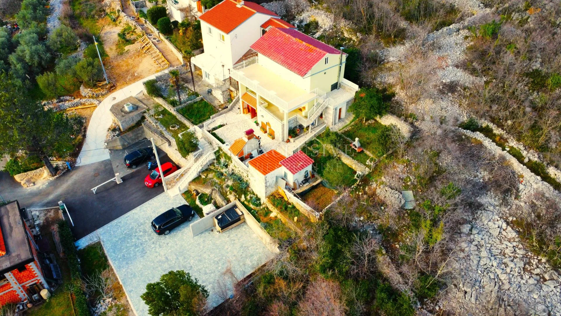 DRAMALJ, KAČJAK - APARTMANSKA KUĆA BLIZU MORA - cover