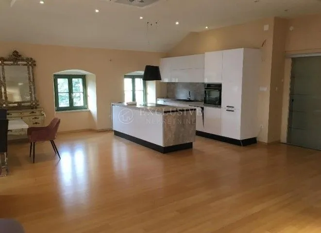 OPATIJA CENTAR - DVOETAŽNI STAN NA ODLIČNOJ LOKACIJI, S POGLEDOM NA MORE I PARKINGOM - cover