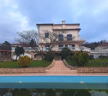 JADRANOVO - APARTMANSKA VILA S BAZENOM - cover