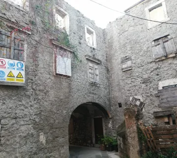 Senj, centar, zgrada 450 m2 za adaptaciju