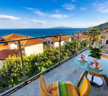 Opatija Vila S Bazenom I Tri Stana S Prekrasnim Pogledom Na More
