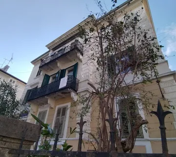 Opatija-Strogi Centar!!!trosoban Stan S Okućnicom I Konobom!!!