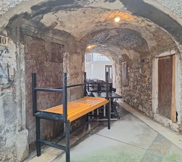 Senj, centar, zgrada 450 m2 za adaptaciju