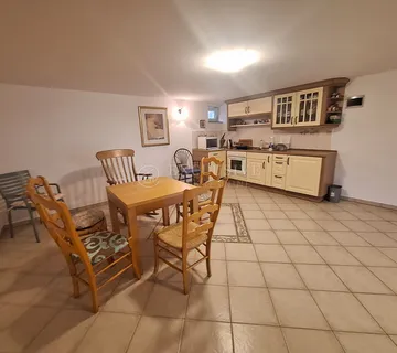 JADRANOVO - APARTMANSKA VILA S BAZENOM - cover