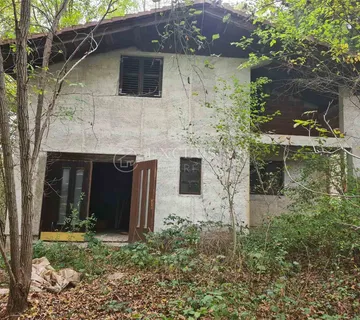 Bosiljevo, građevinsko zemljište 1517,79 m2 sa kućom 100m2 i poljoprivrednim 7732,84 m2