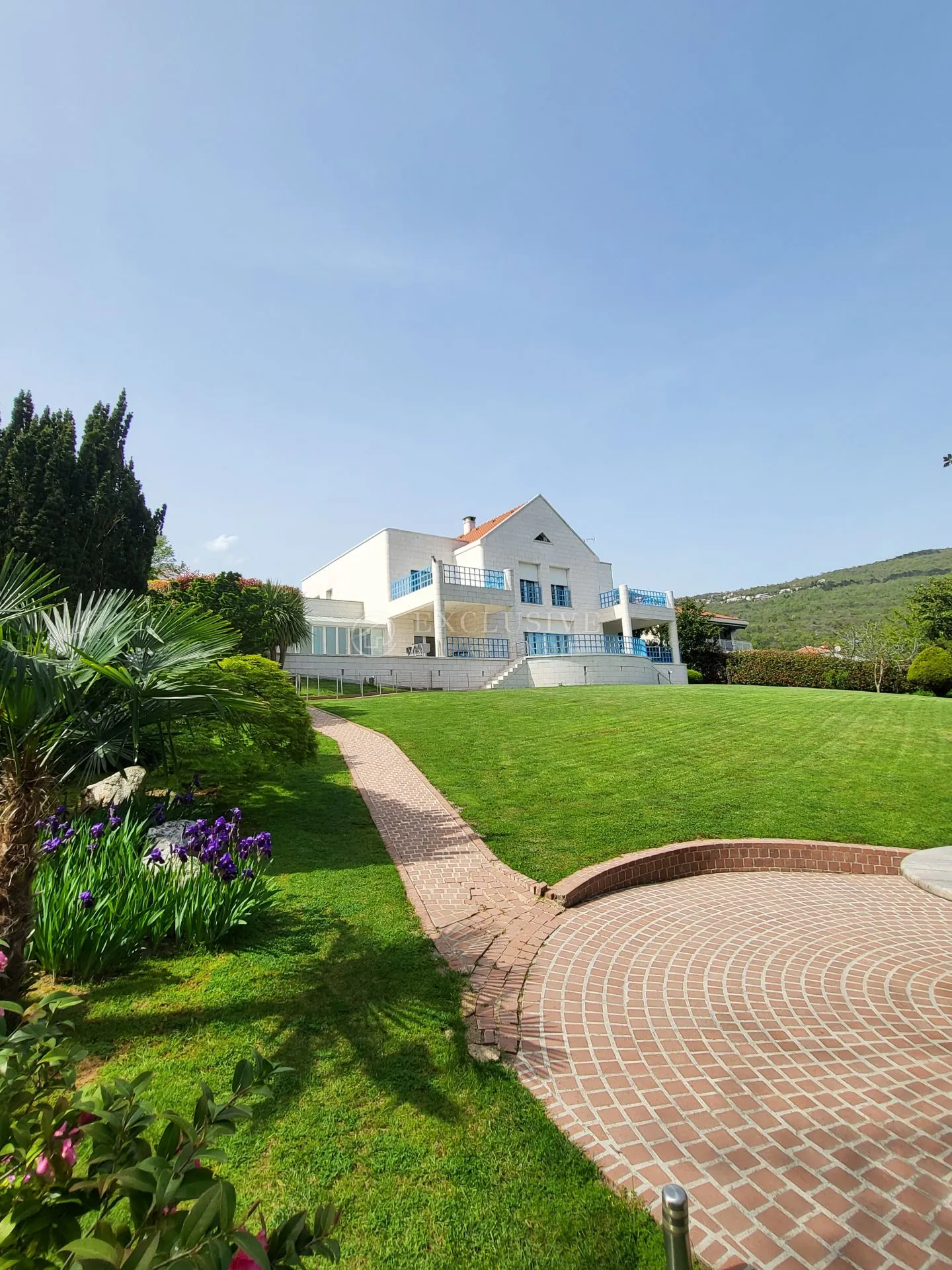 OPATIJA, IČIĆI - JEDINSTVENA VILA S UNUTARNJIM BAZENOM I VELIKOM OKUĆNICOM, MIR I POGLED NA MORE - cover