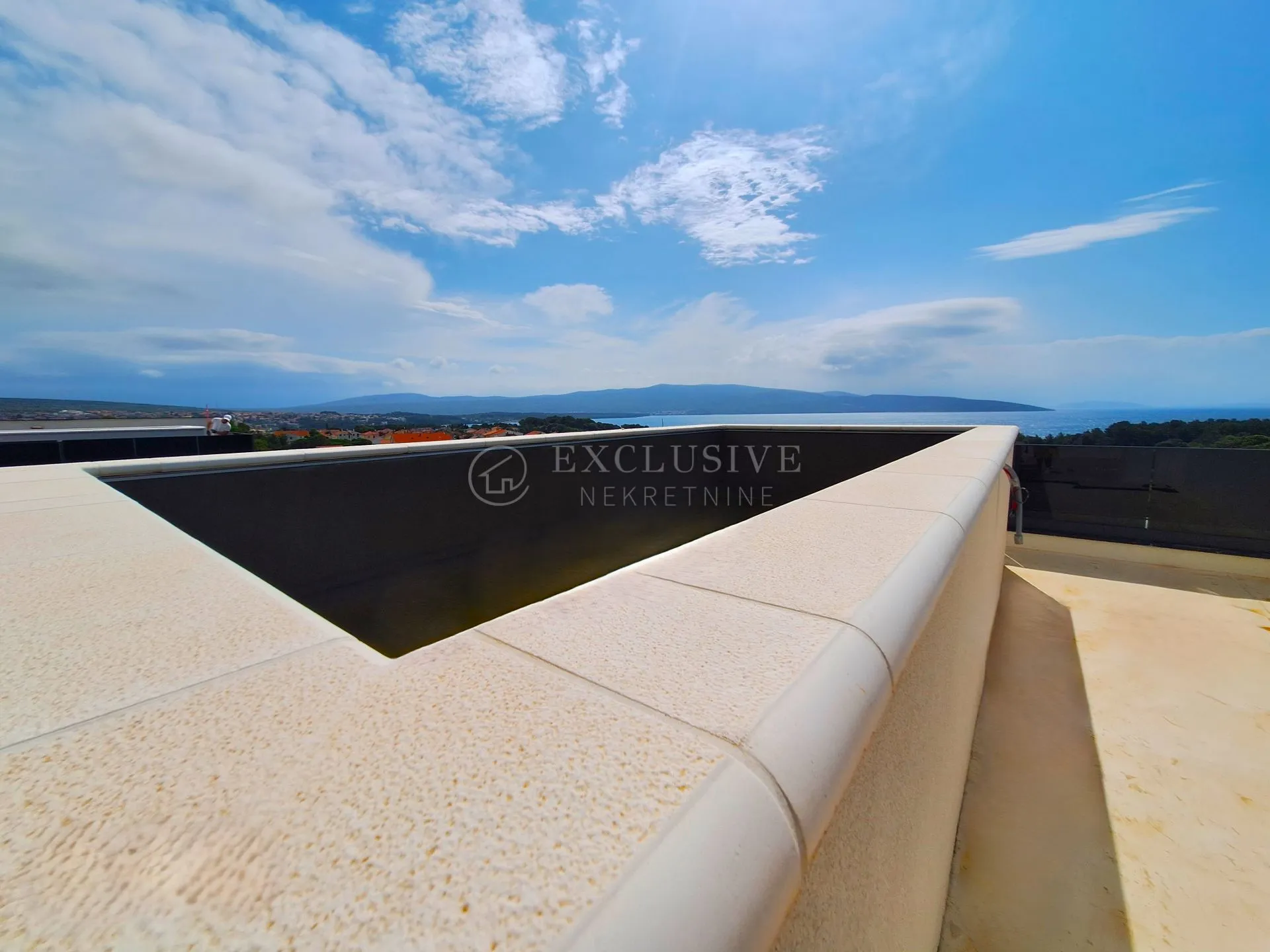 KRK - DVOETAŽNI STAN S KROVNOM TERASOM I BAZENOM - cover