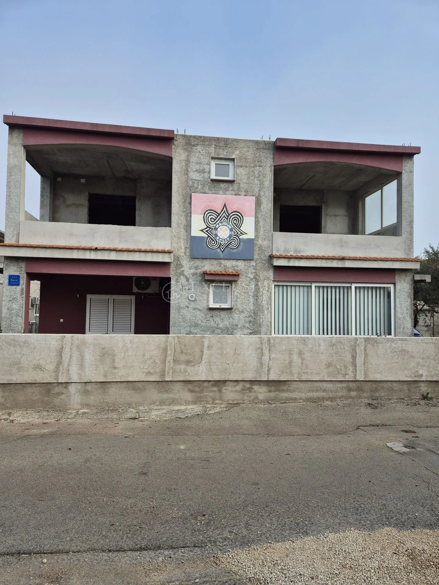 Bibinje, kuća 186 m2 sa 4 stana i 470 m2 okućnice  - cover