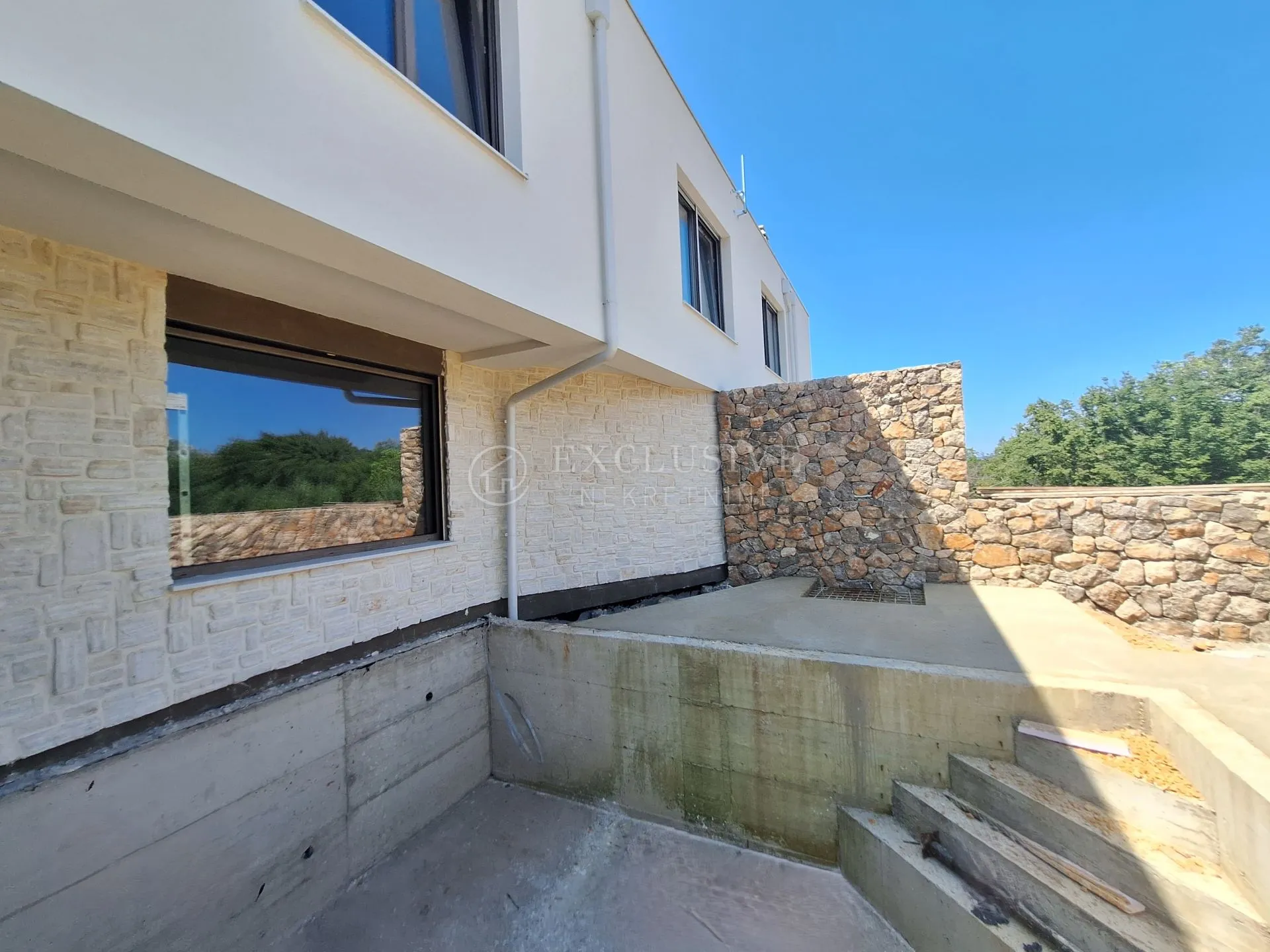 MALINSKA - NOVA DVOJNA KUĆA S BAZENOM I POGLEDOM NA MORE - cover